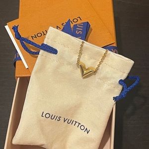 Louis Vuitton ESSENTIAL V BRACELET